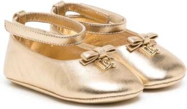 Dolce  Gabbana Kids logo-plaque foiled ballerina shoes Gold